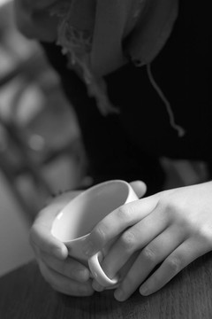 女人手上有一杯咖啡