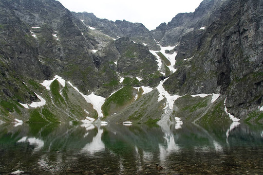 湖上高山