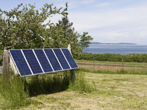 靠近水的太陽能電池板