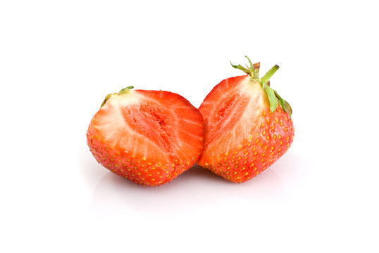 美味的成熟的紅草莓切半