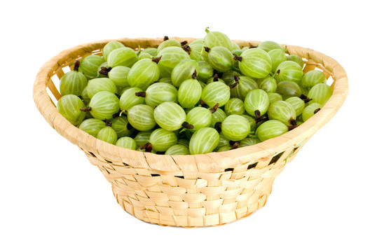 在柳條籃子鵝莓