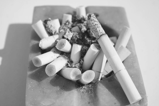 滿煙灰缸