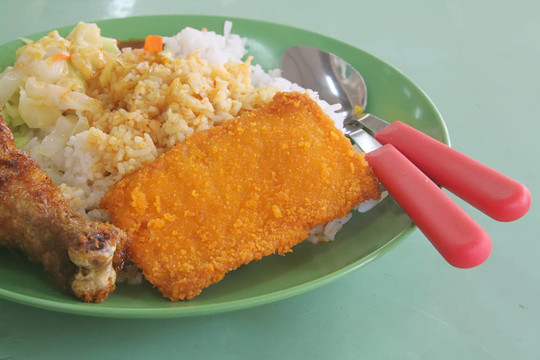 亞洲本地的小販混合大米食品