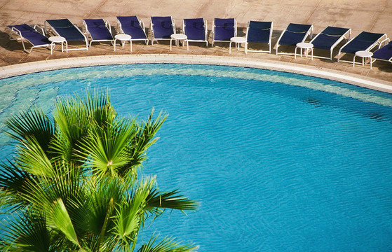 奇特的藍(lán)色游泳池