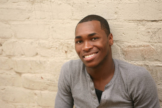 快樂的微笑的年輕的非洲裔美國人