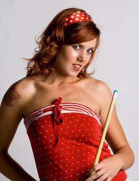 拿著臺球桿的女孩