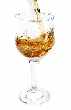 酒幾乎透明的酒杯流動