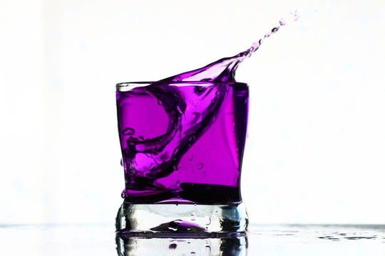 雞尾酒飲料濺