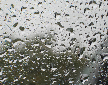 窗戶里的雨滴