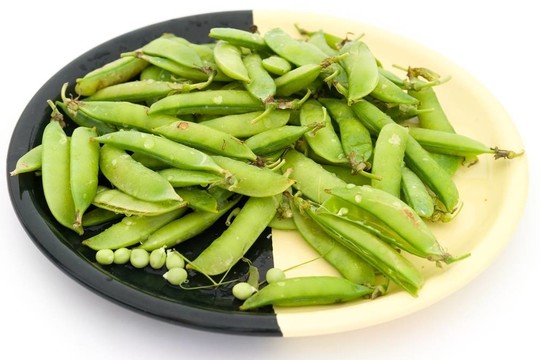 盤子上的豌豆莢