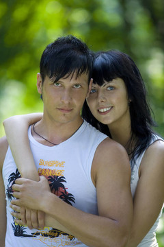 一對年輕的夫婦在公園里玩的很開心