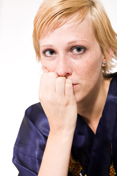 金發(fā)女孩短頭發(fā)看起來(lái)悲傷