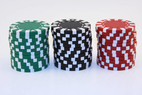 紅綠色和黑色芯片