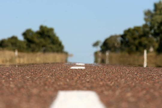無盡的公路在內(nèi)地的紅色中心；澳大利亞