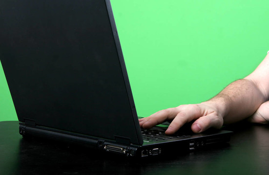 男子與筆記本電腦