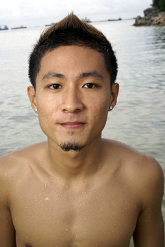 在海灘上的亞洲男子