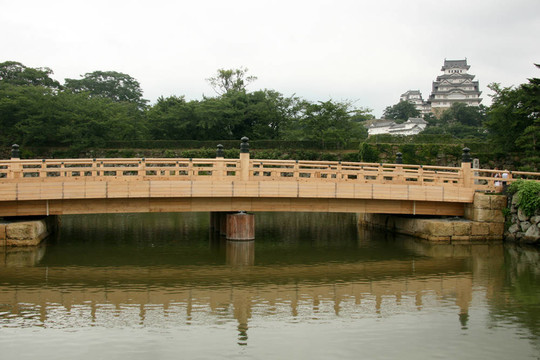在姬路城桥；日本