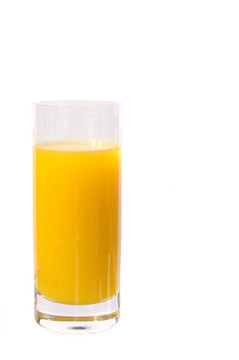 新鮮的squeesed橙汁在一個(gè)玻璃沐浴在陽(yáng)光和準(zhǔn)備飲料