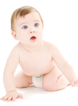 在尿布上爬行的嬰兒