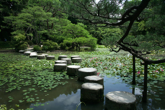 墊腳石-平安寺；京都；日本