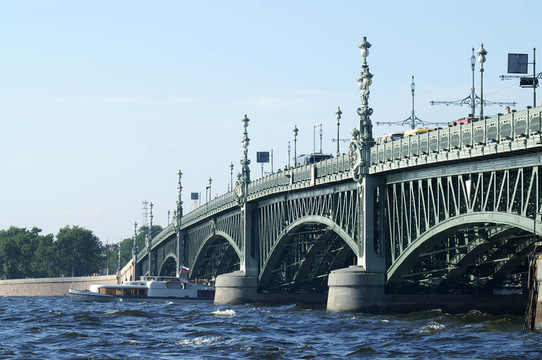 船在Troitsky Bridg