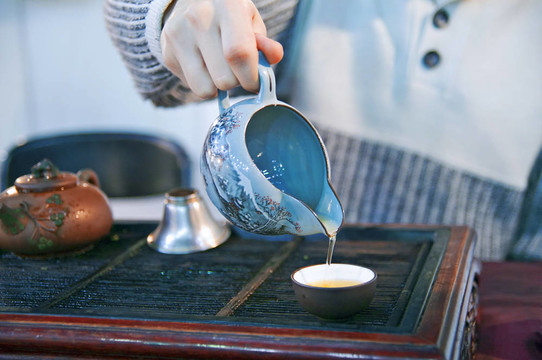 男子澆綠茶到