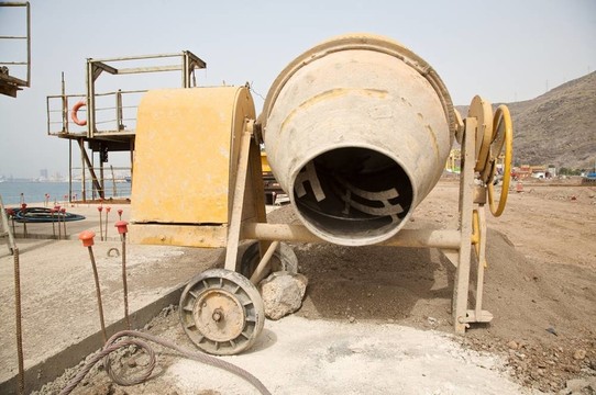 黃色的水泥攪拌機(jī)