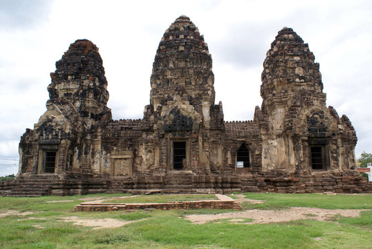 Phra Prang薩尼一華富里