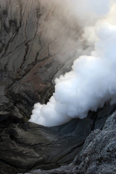 在火山口