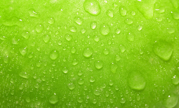 靠近水珠的青蘋(píng)果