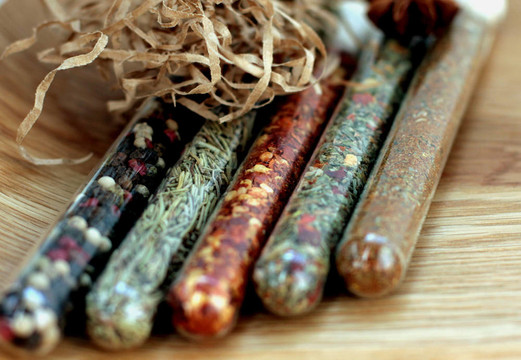 在木頭桌子上的玻璃上的香料