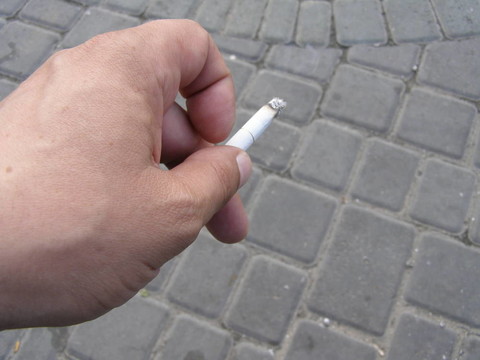 用香煙的手