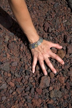 手放在火山石上