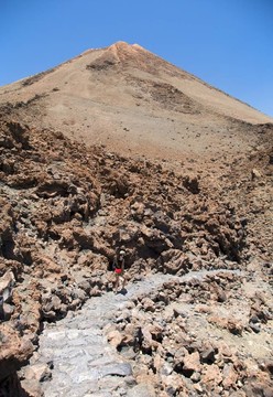 沿著火山走