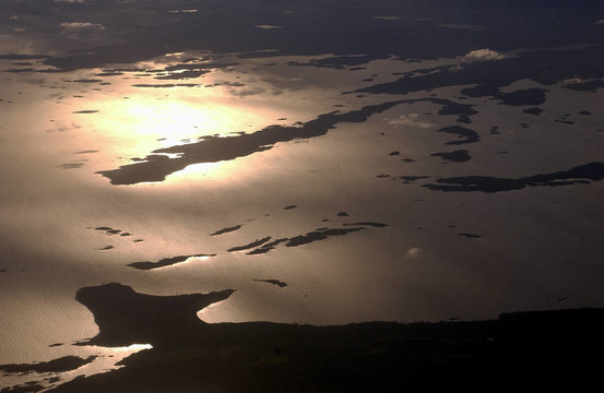 陽光明媚的島嶼鳥瞰