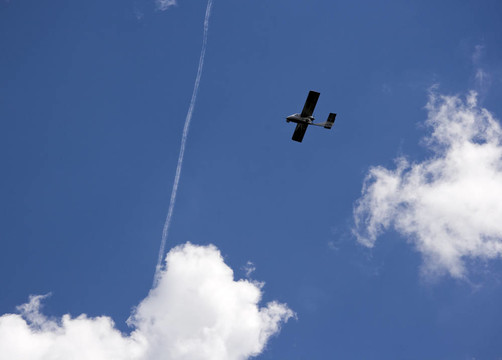 飛機(jī)在天空