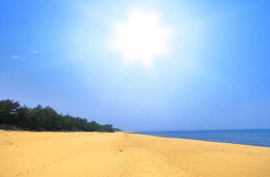 空的夏日海灘