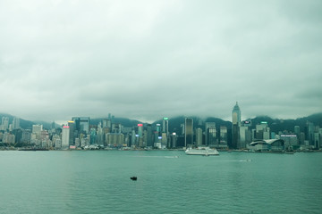 云霧下的維多利亞港