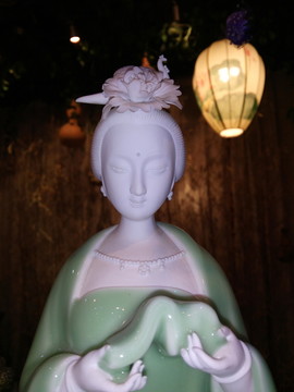 唐代彩繪書畫侍女俑