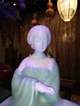 唐代彩繪撫琴侍女俑