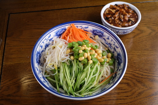 肉丁炸醬面
