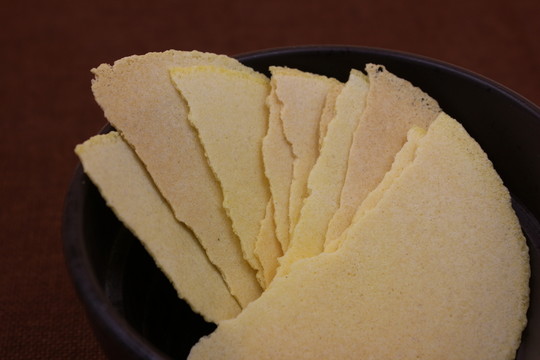 黑瓷碗碎玉米餅組照