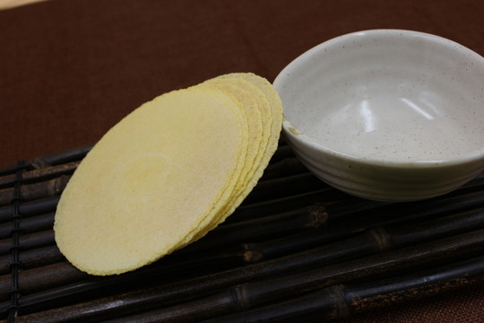 3片白瓷碗玉米餅組照