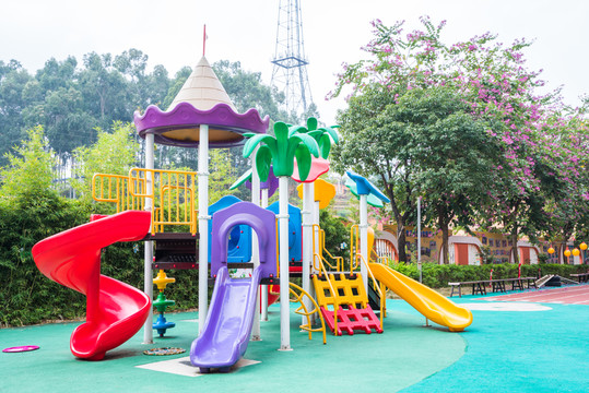 幼兒園 塑料滑梯