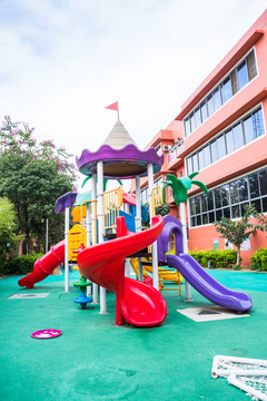 幼兒園 塑料滑梯
