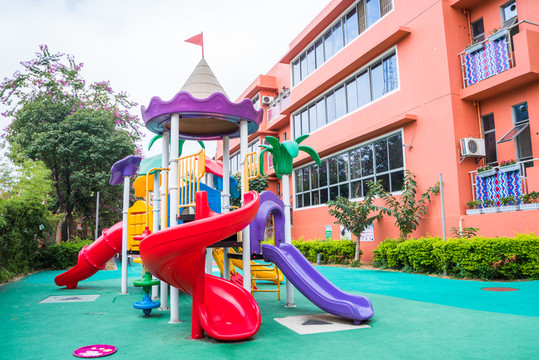 幼兒園 塑料滑梯