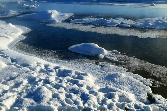 冰封的河流雪景