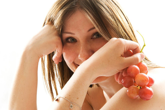 美麗的年輕女人，紅葡萄