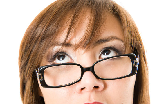 漂亮的女商人看著相機。