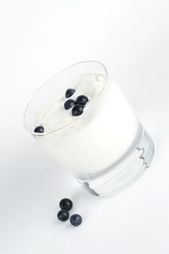 一杯藍(lán)莓酸奶